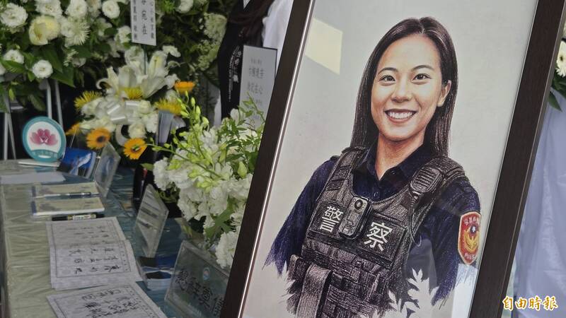 台南女警鄭詠心告別式  ​胞兄淚喊「來交作業了」