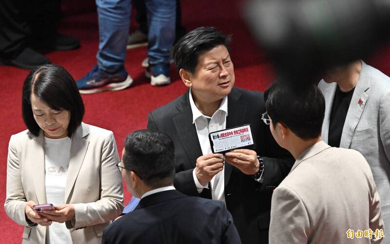 漏網鏡頭》傅崐萁秀「自由時報」報導 皺眉瞇眼要藍委多看一眼