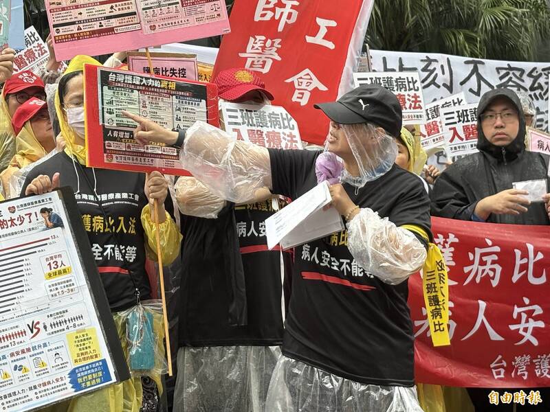 護理師怒了！三班護病比入法拖沓 上千白衣天使冒雨包圍衛福部