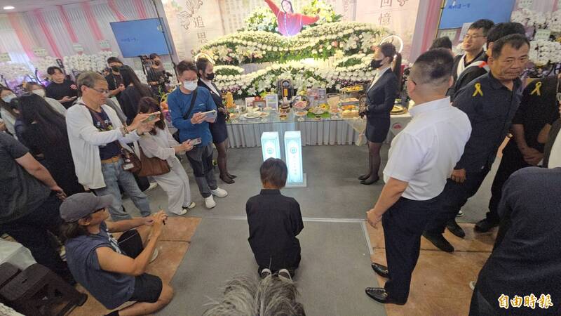 台南女警告別式  女大生在分局長協調後下跪、家屬背對不領情