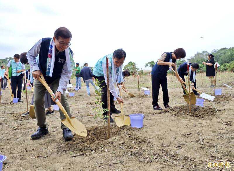收回佔用農地營造蜜源森林 各界攜手植樹1600株