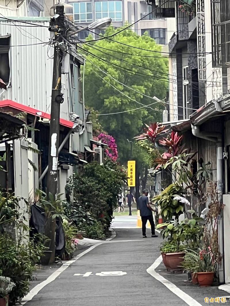 屏菸超夯遊客跟導航誤闖「酒測巷」 住戶哀嚎：大門假日天天被撞