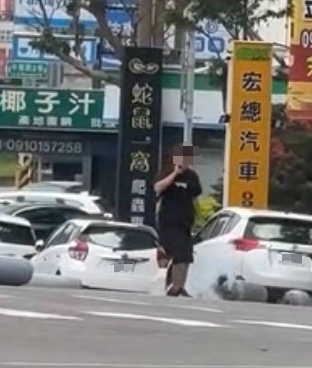 貨車瓦斯桶飛散 駕駛嘴裡叼菸下車撿！嚇壞用路人
