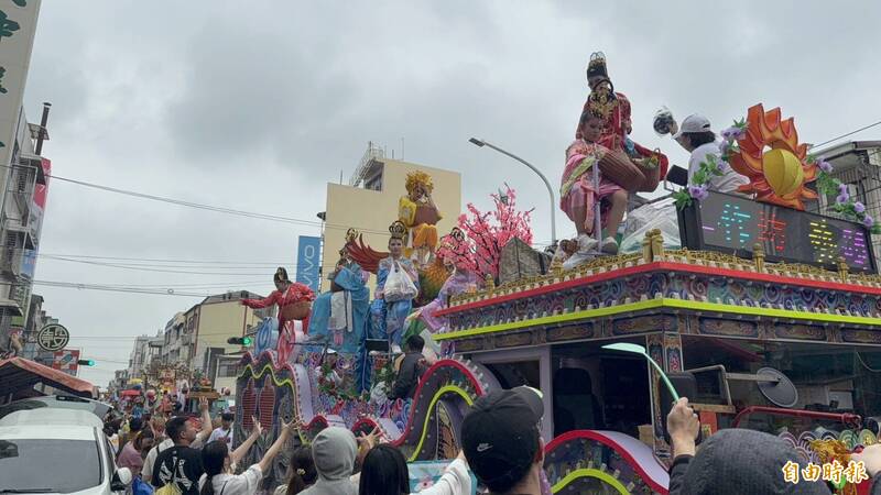 「台版迪士尼嘉年華」登場！59藝閣車綿延2公里 雨天照樣嗨爆