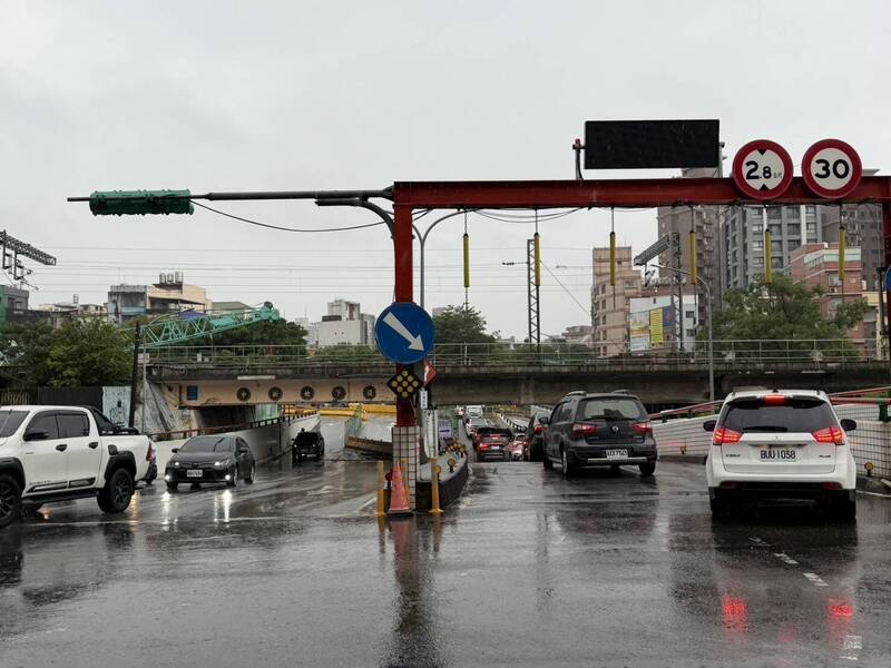 又是鐵路地下化工程！中壢中新地下道車道縮減首日……整個塞爆