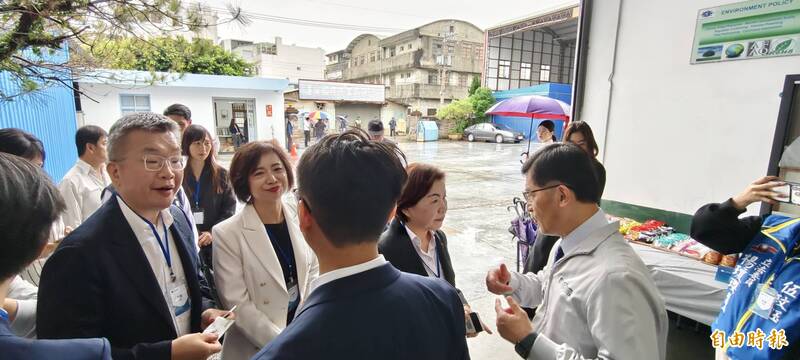 蔡其昌遇楊瓊瓔喊「阿姐拜託快通過！」 楊談軍購案3原則