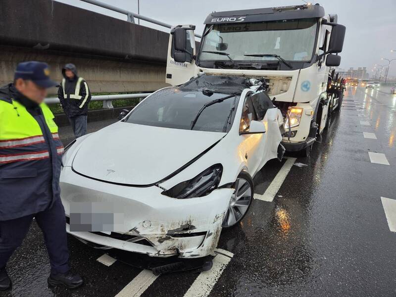 中山高特斯拉自撞護欄待援遭大貨車追撞 駕駛剛下車逃死劫