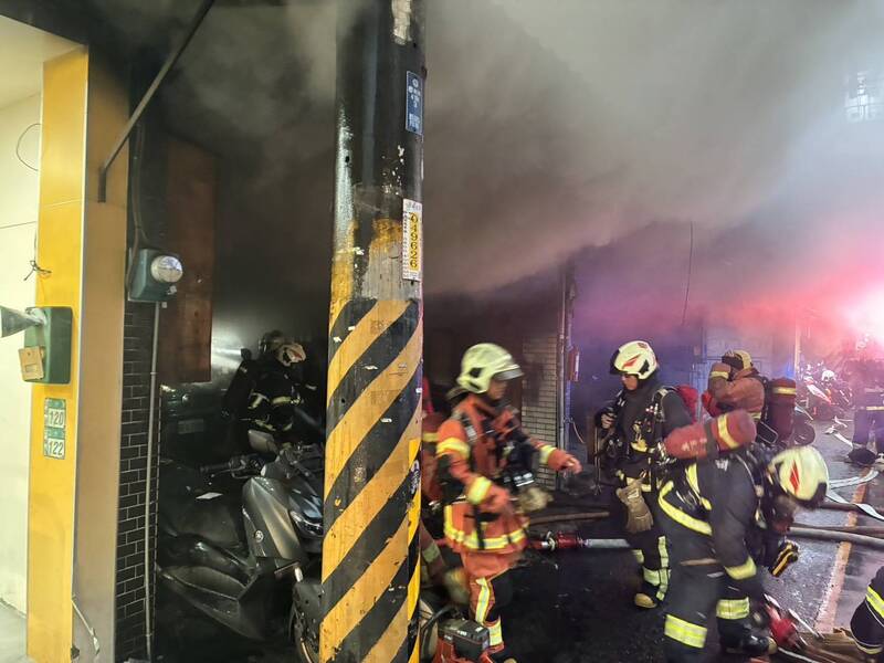 土城修車場火警濃煙竄天 消防救出3人