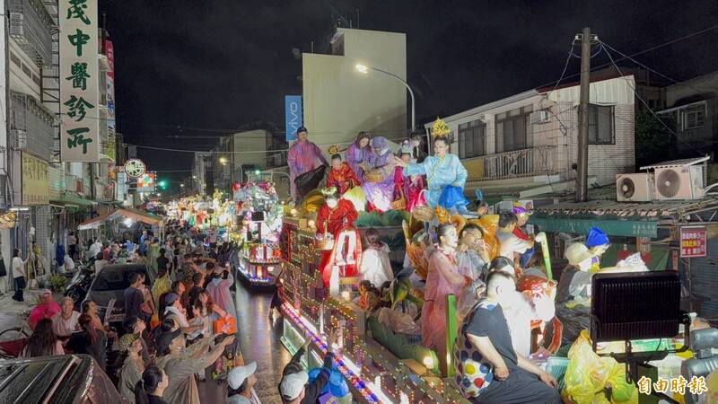 越晚越嗨!北港朝天宮迎媽祖 真人藝閣遊行車冒雨出發