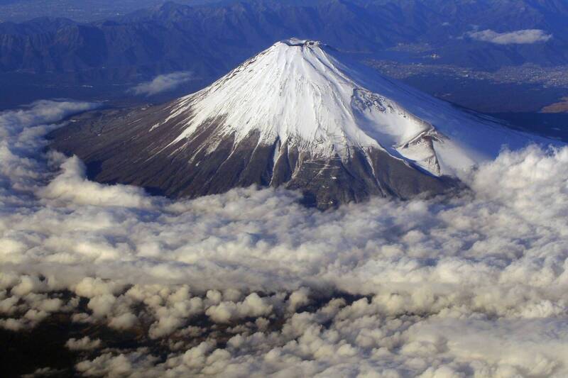 富士山閉山期滑落意外頻傳 救助「收費化」爭議再起