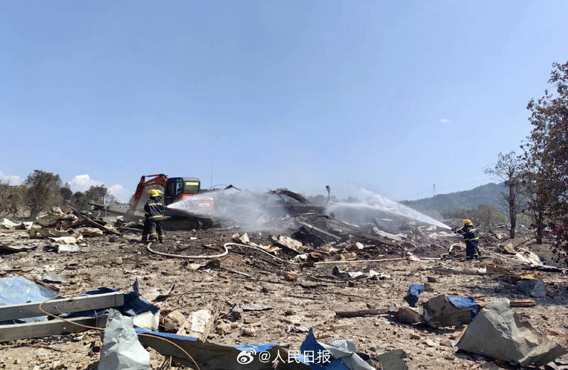 爆炸現場相當慘烈。（圖擷自人民日報微博）