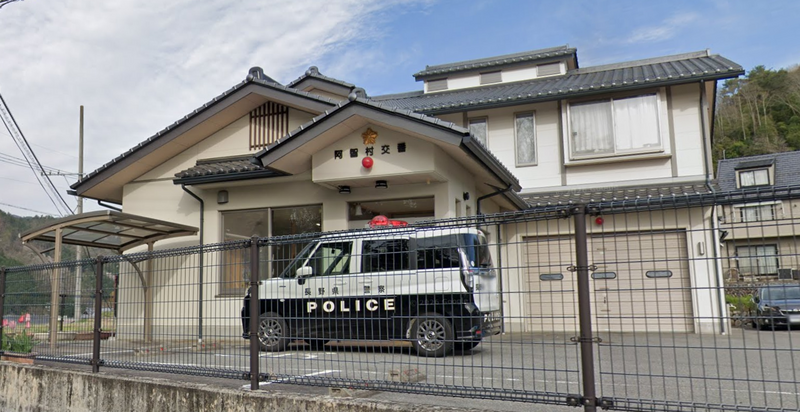 日本長野縣阿智村男孩報案指稱母親家暴，警方過了5個小時入屋後驚見3屍。圖為阿智村派出所。（圖擷自Google街景）
