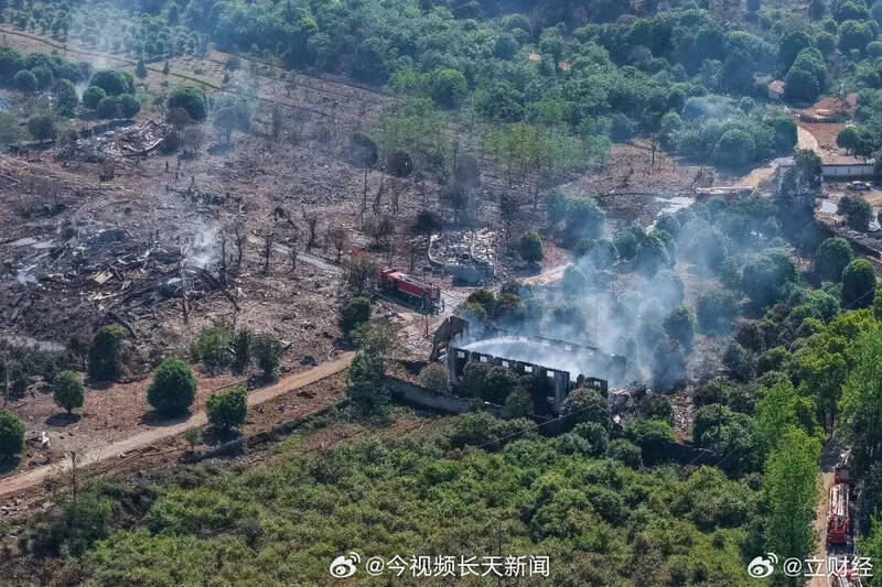 空拍曝光現場慘烈畫面，爆炸地點無一棟完整建築，今日仍不斷爆炸聲及濃煙竄出。（圖擷自微博）
