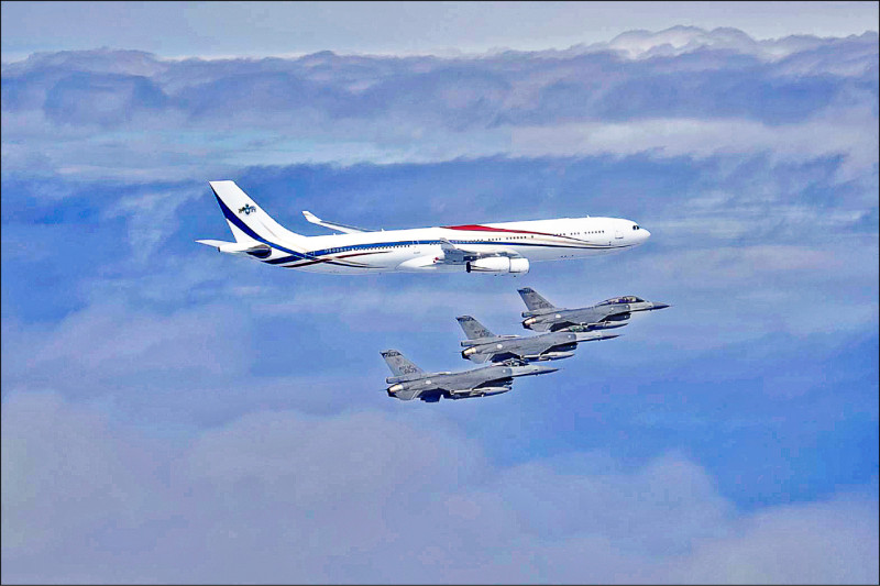 4架F-16V戰機護航 總統出訪史瓦帝尼返國