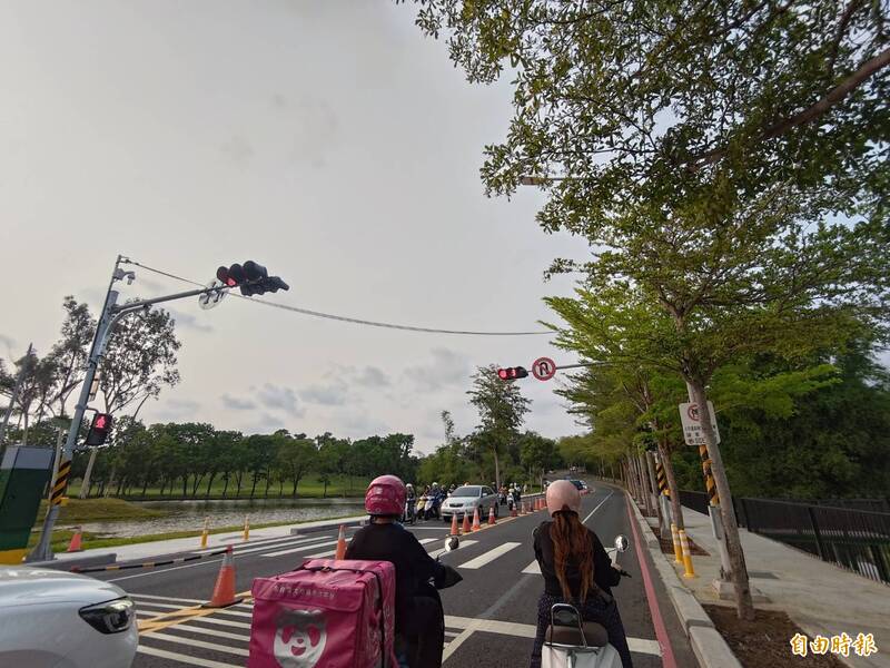 高雄果嶺公園旁新設紅綠燈另類效果   區間測速罰單少了