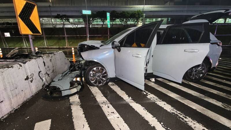 桃機死亡車禍！租賃車載客自撞護欄 後座夫妻1死1傷