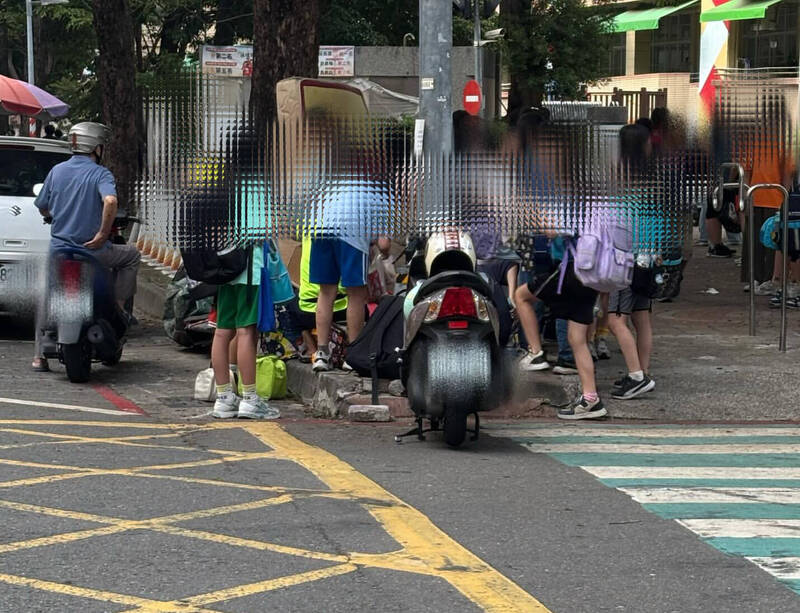 高雄國小周邊疑售來路不明零食   衛生局加強稽查最高罰300萬