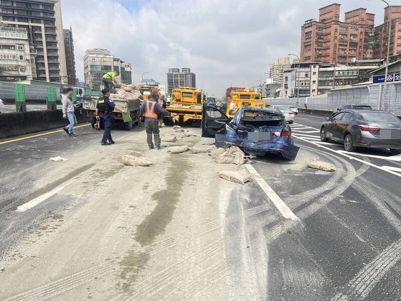 國1南下汐止段5車連撞水泥灑一地 2駕駛受傷送醫