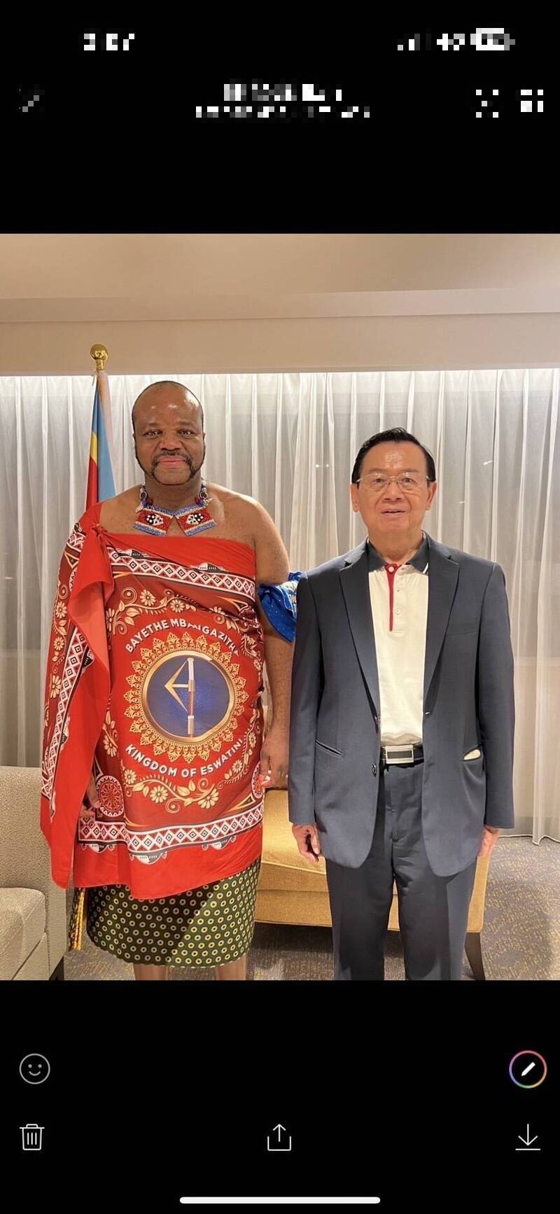 我官員蹲跪姿接史王母贈禮惹議  學者：他國外交禮儀不應曲解貶抑