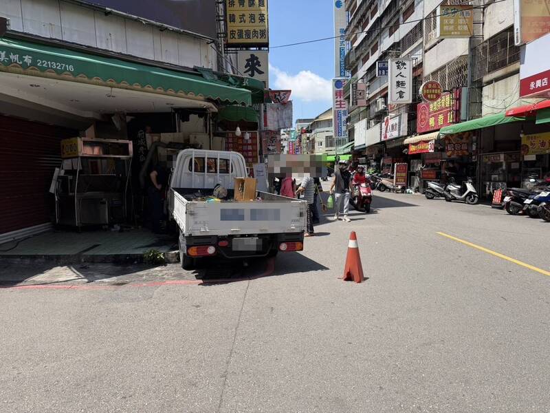 小貨車行經永興街商圈失控 猛撞2機車、2攤架幸無人傷亡