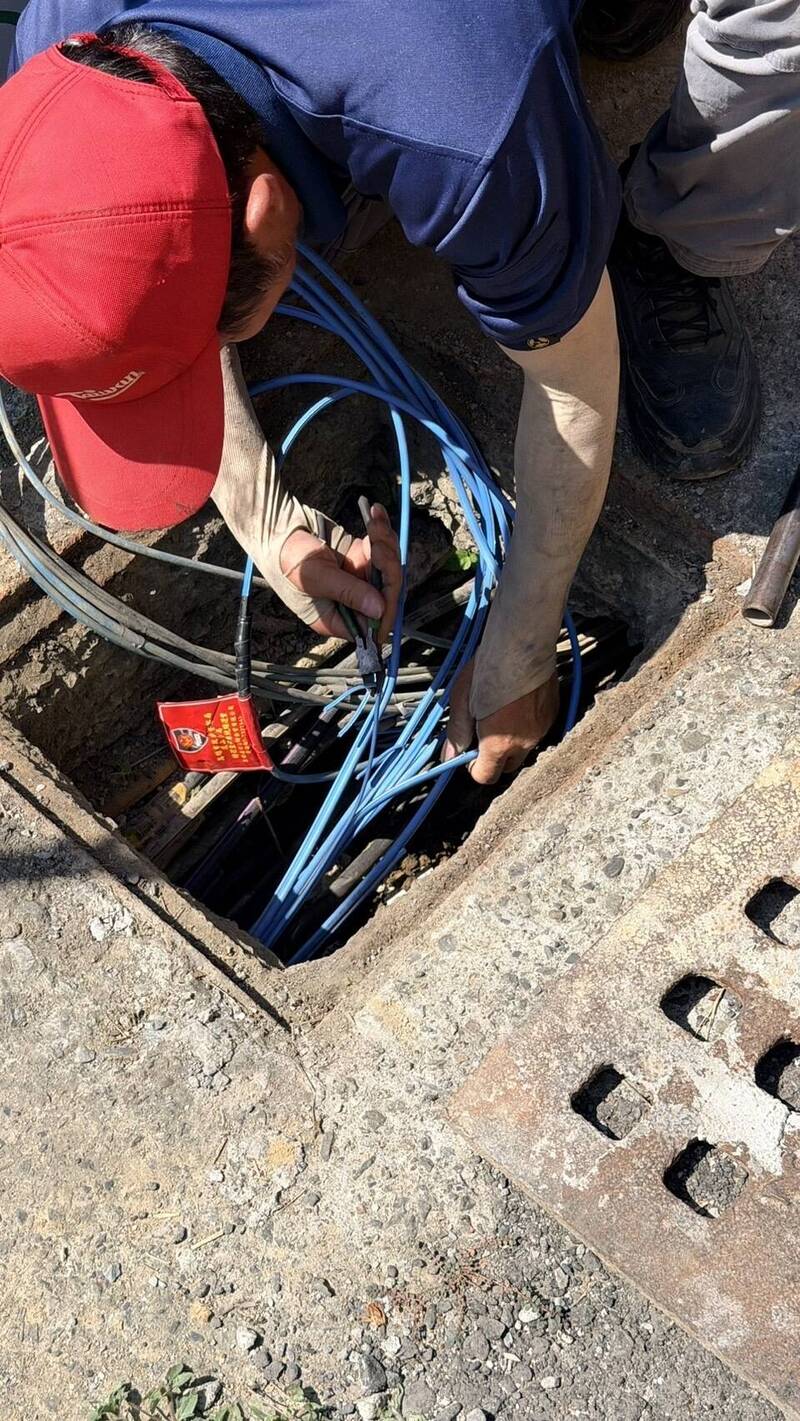 道路側溝塞滿附掛纜線危及排水。（記者蔡清華翻攝）