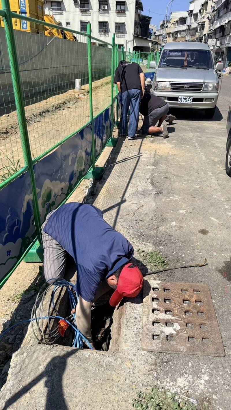 鳳仁路側溝纜線密集附掛水利局要求立即整線改善。（記者蔡清華翻攝）