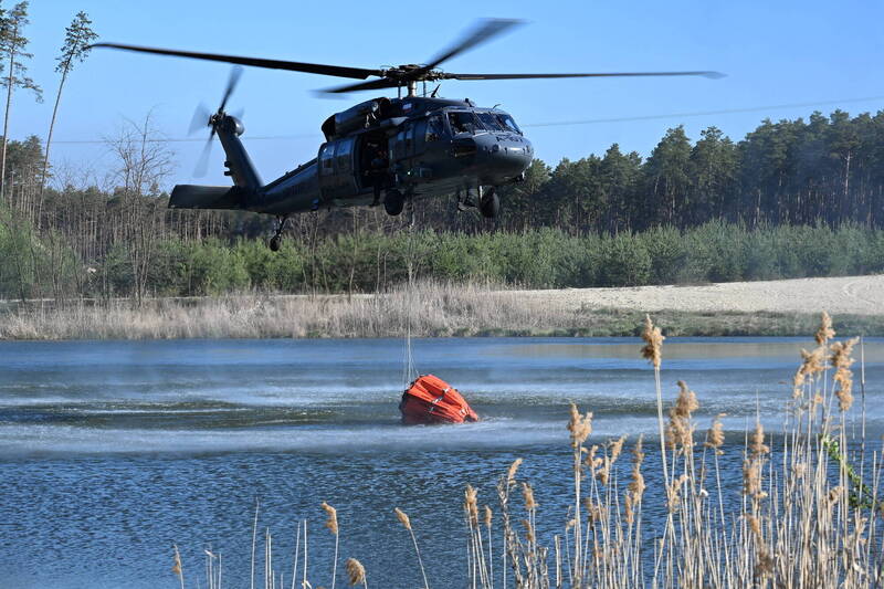波蘭警用直升機6日取水趕赴撲滅保安林大火。（歐新社）