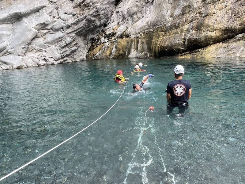 婦人在屏東瑪家草泥馬瀑布溺水，屏東縣消防局出動9車22人救援。（消防局提供）