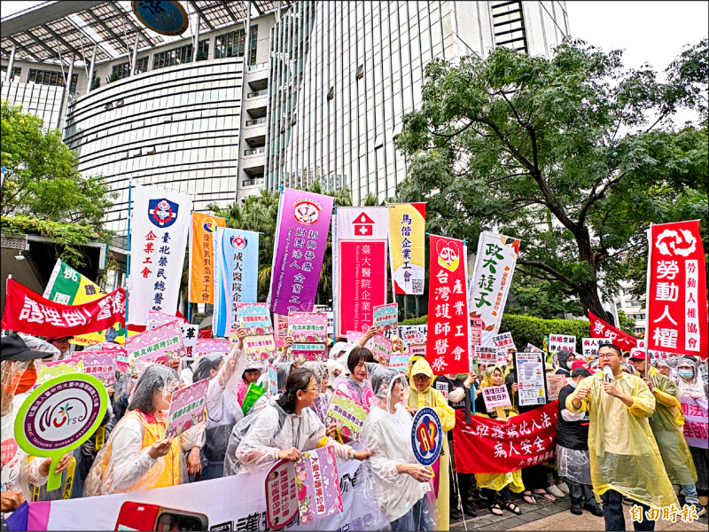 三班護病比入法 衛福部拚5月12日前預告／護理人員上街 盼有明確時程、具體條文、實質配套