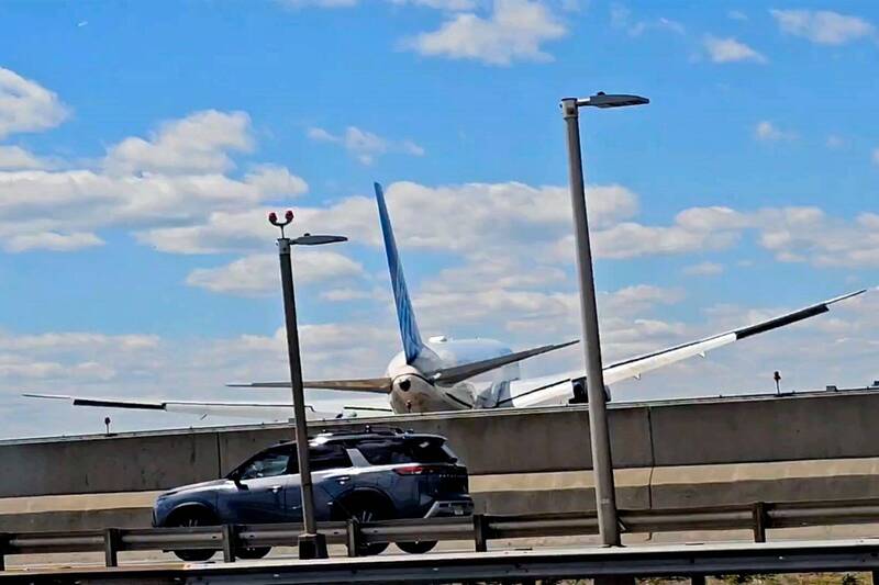 美聯合航空班機降落連撞路燈及貨車 新影片曝光驚悚瞬間
