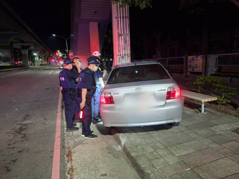 高雄男駕車突鬼切自撞橋墩  騎士驚險閃過直呼好恐怖！