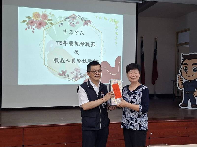 豐原警分局慶祝母親節   2女性主管服務逾40年7月將榮退