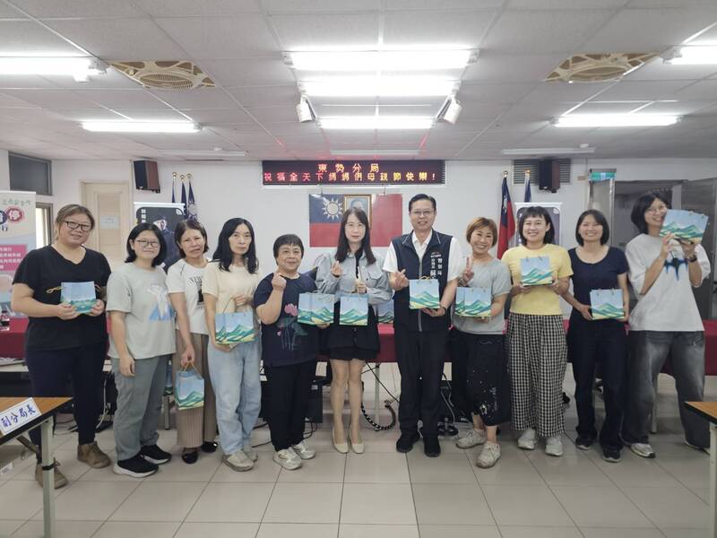 台中東勢警分局慶祝母親節   送媽媽甜蜜禮盒