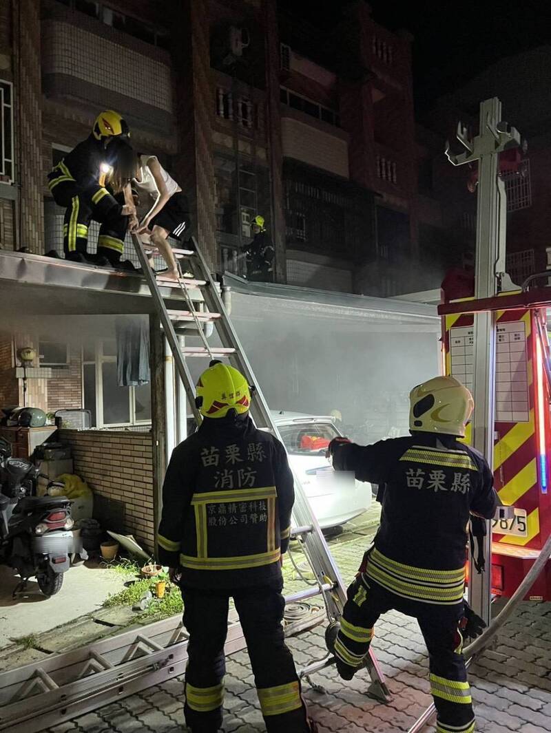 苗栗造橋民宅深夜失火 消防架梯成功救出1家6口與愛貓
