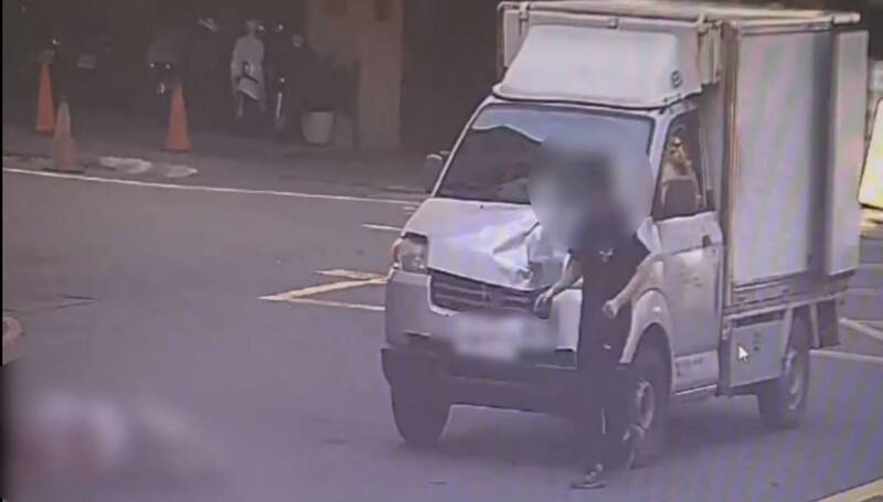 小貨車疑視線死角撞行人  高雄男肋骨骨折送醫