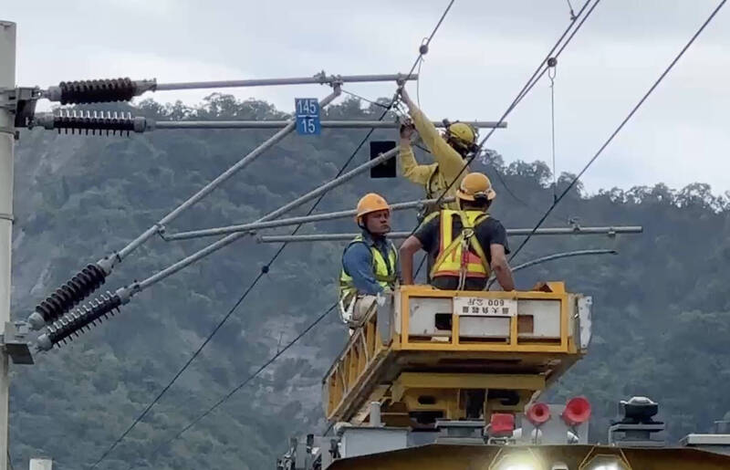 台鐵又出狀況！台東樹倒壓斷電車線 啟動接駁難擋乘客爆氣