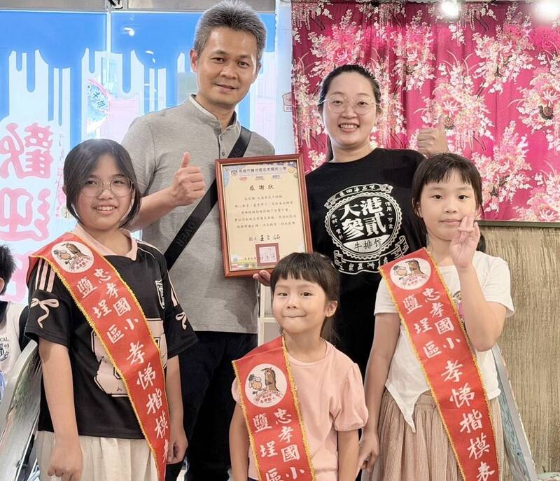高雄忠孝國小攜手在地店家舉辦暖心母親節饗宴。（高市教育局提供）