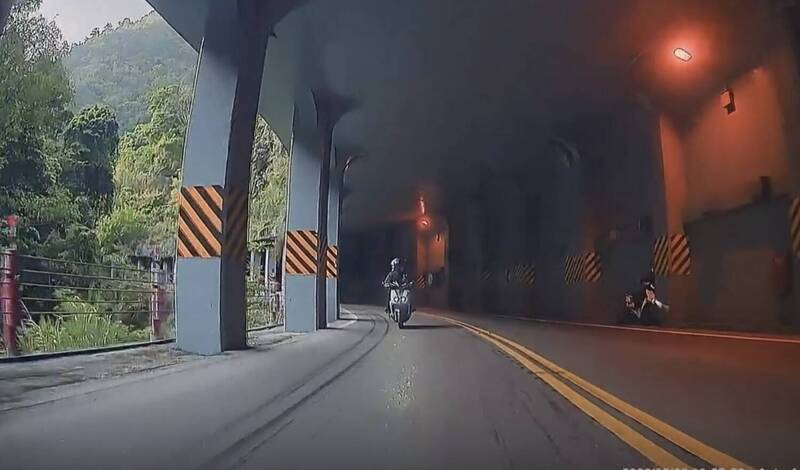 夜衝合歡山？機車騎士下山恍神  自撞明隧道柱子掛彩