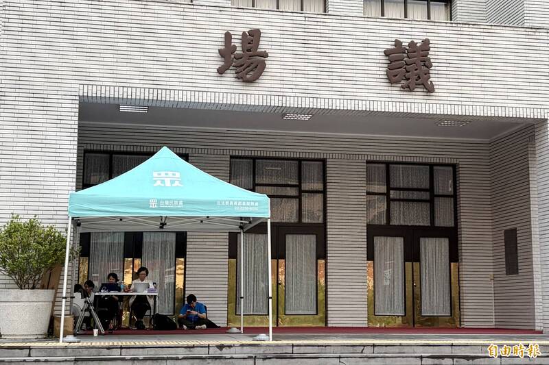 力拚軍購案、醫療法明表決！民眾黨議場前「搭棚守夜」搶遞案