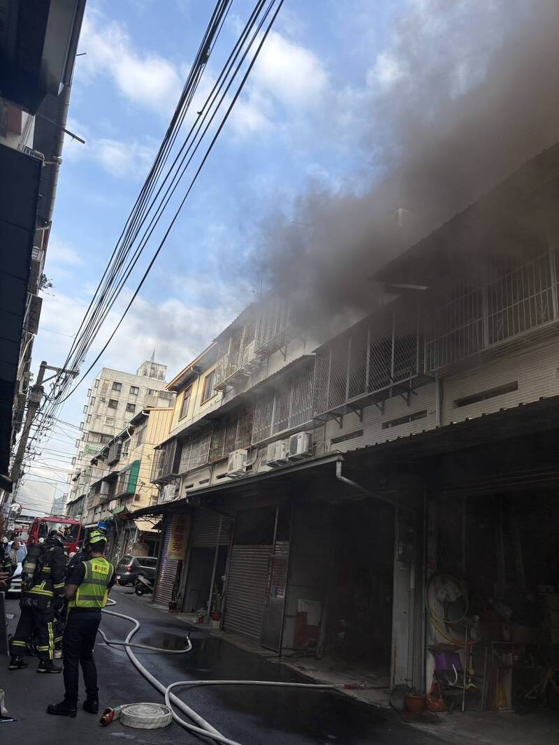 台中太平一處透天厝火警，消防人員趕灌救。（民眾提供）