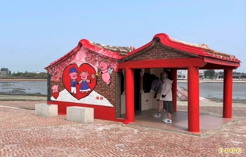 台南北門井仔腳鹽田的鎮海將軍廟「豬母娘娘」吸引不少人祈求良緣，成為鹽田景點之一。（記者楊金城攝）