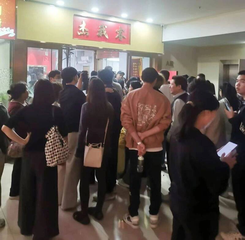 中國深圳水貝黃金平台「傑我睿」爆雷，大批投資人聚集現場維權。（圖取自中國社群平台）