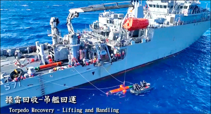 海軍大武救難艦將操雷吊艦回運。（台船提供）