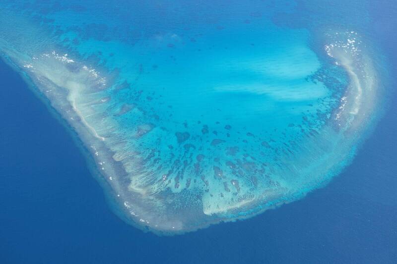 菲巡邏機急阻中國科研船 控北京海上民兵大舉集結南沙爭議海域