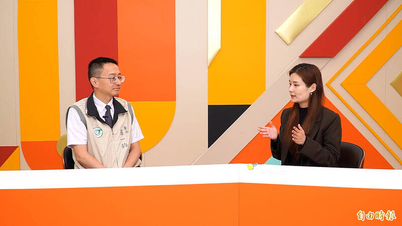 羅一鈞（左）說明腸病毒疫苗目前未納公費原因。（記者張家睿攝）