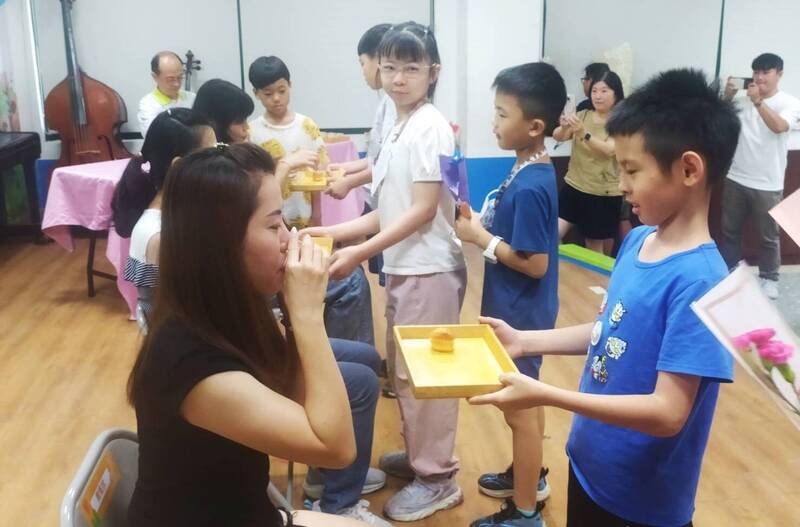 嘉縣松山國小學子母親節前奉茶 家長感動拭淚