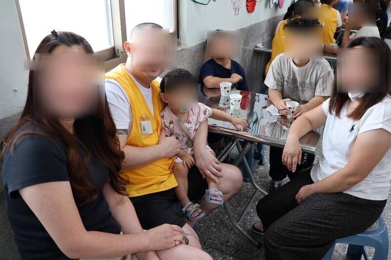 苗栗看守所母親節懇親 女兒初次喊「爸爸」收容人誓改過自新