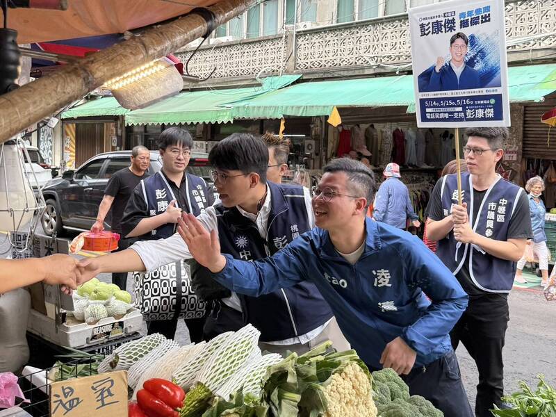 拚國民黨初選 彭康傑由凌濤陪同到內壢傳統市場請託