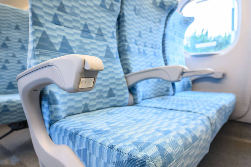 高鐵新世代列車快交車了！ 內裝曝光有充電座、沉陷式座椅