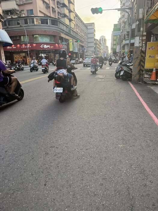孩子躺機車後座睡整路    全網心驚膽跳： 阿彌陀佛！
